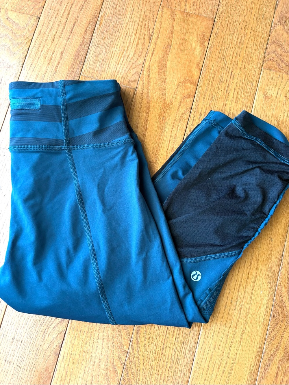 Lululemon teal and black cropped athletic leggings